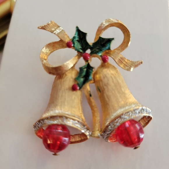 Vintage Holiday Bell Brooch ~ Christmas ~ 1960s or so ~Pretty - Picture 11 of 12